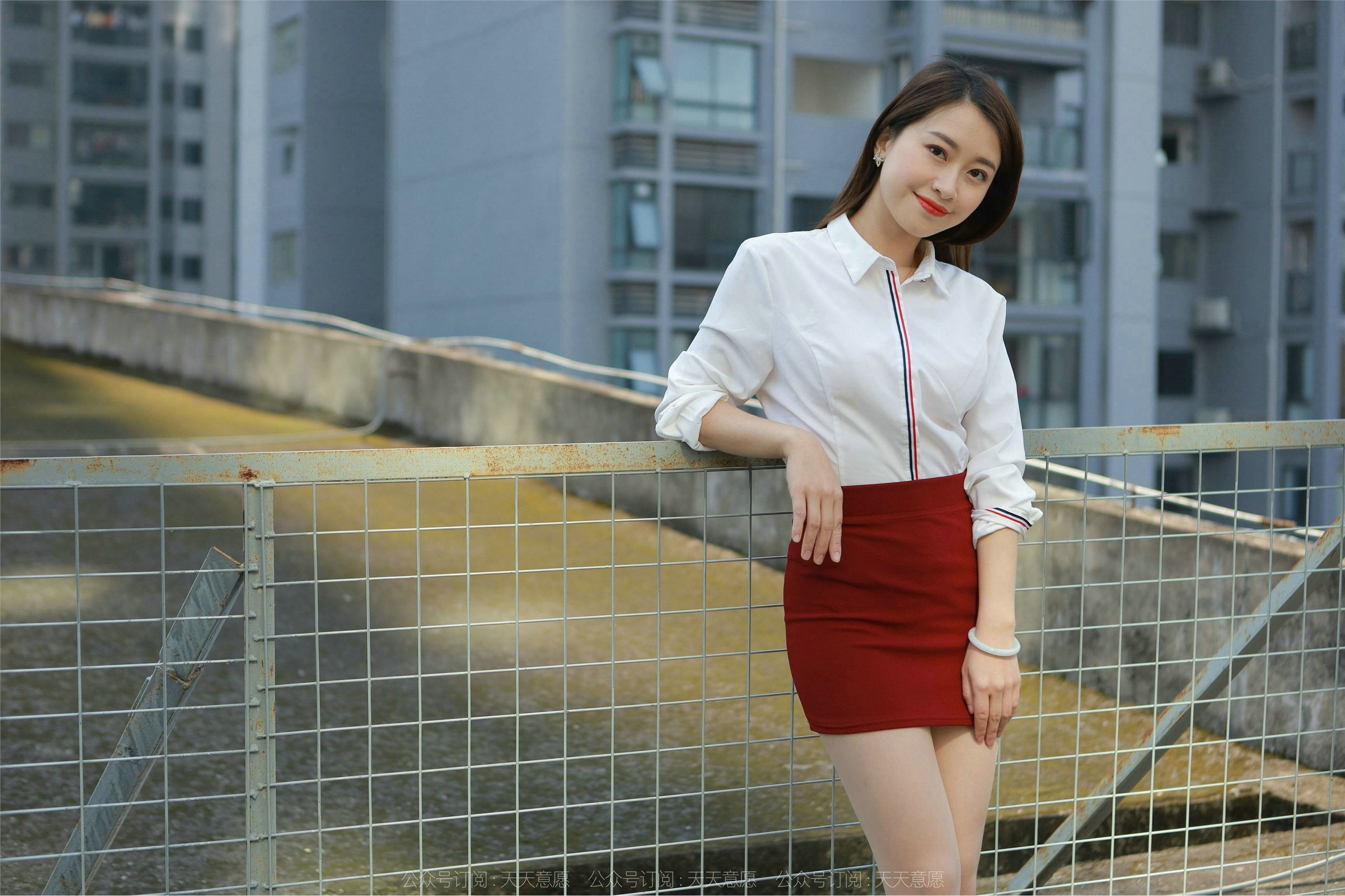 IESS异思趣向  2022.02.17 丝享家1006：小婕《性感红色包臀裙》